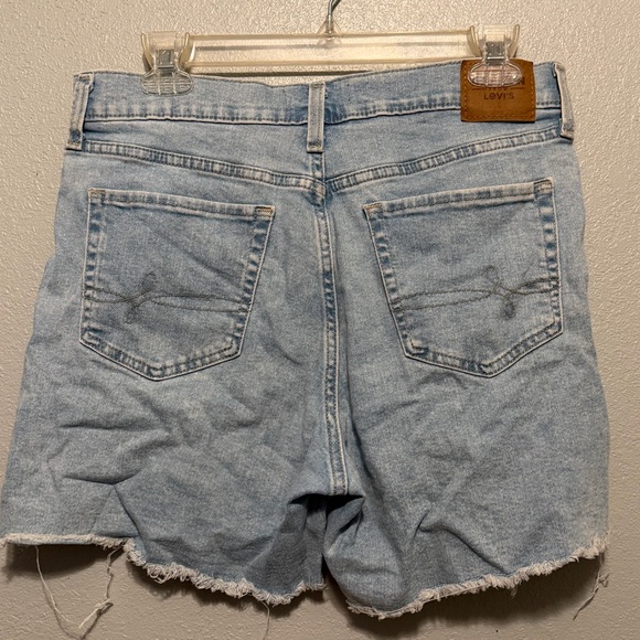 Women’s Levi’s high waisted shorts - Picture 2 of 3
